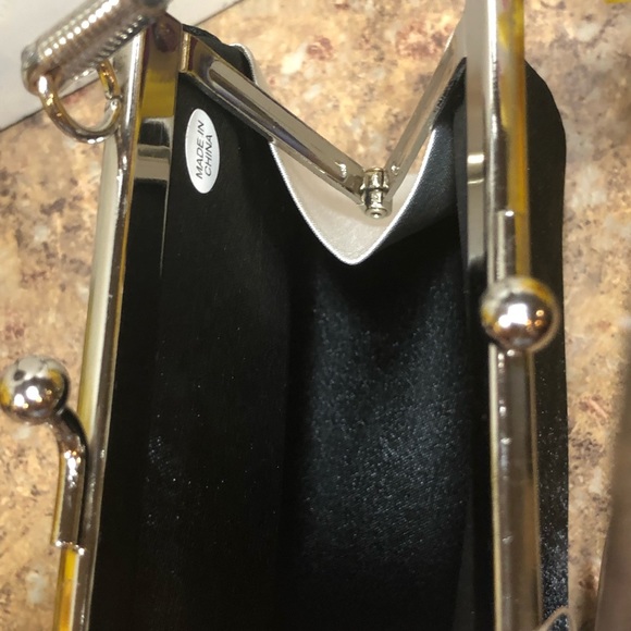 New “For The S🌸PHISTICATED” Clasp Purse - Picture 5 of 9